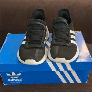 Adidas U Path Run Black and White .